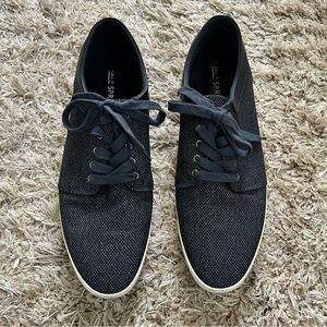 Navy blue men’s sneakers